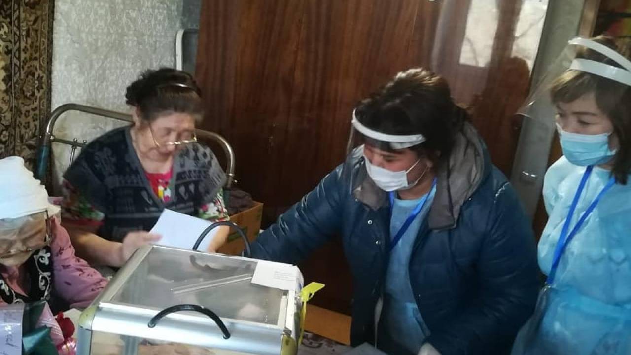 101-летняя бабушка проголосовала в Алматы