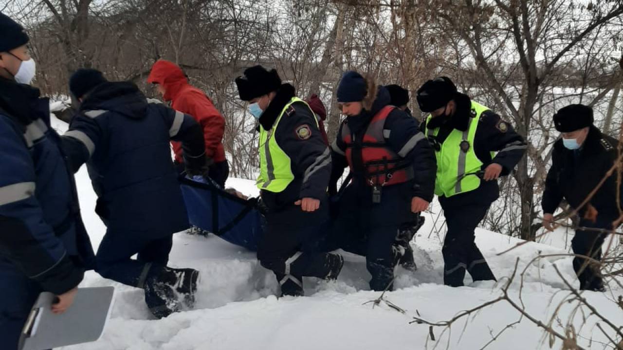 20-летний парень кинулся в ледяную реку за упавшей туда женщиной