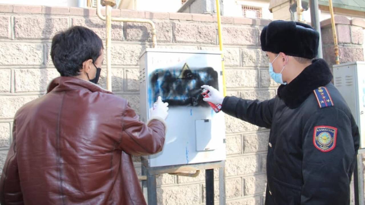 48 графити с рекламой наркотиков на одной улице нашли в Шымкенте