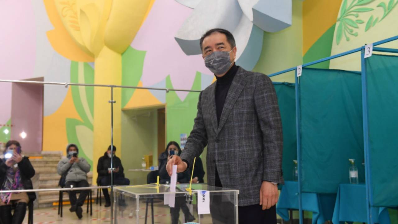 Аким Алматы проголосовал на парламентских выборах