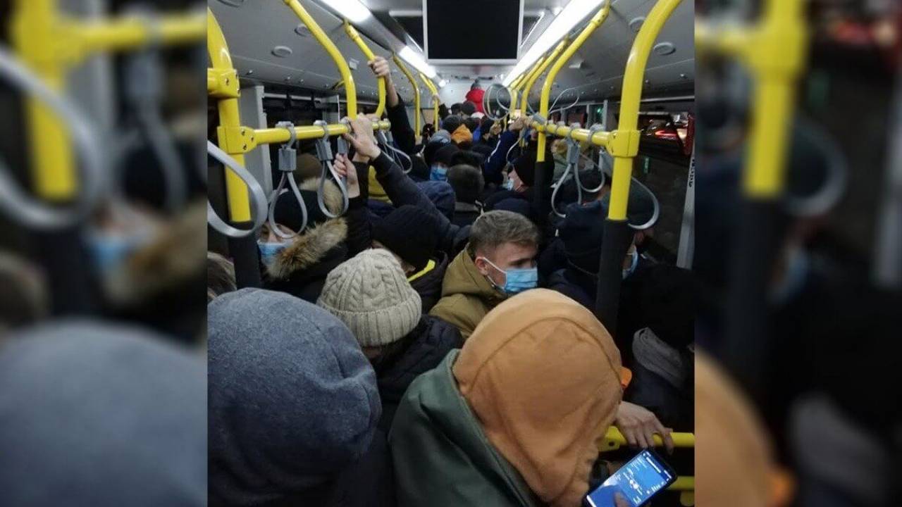Алматинцы вынуждены штурмовать переполненные автобусы