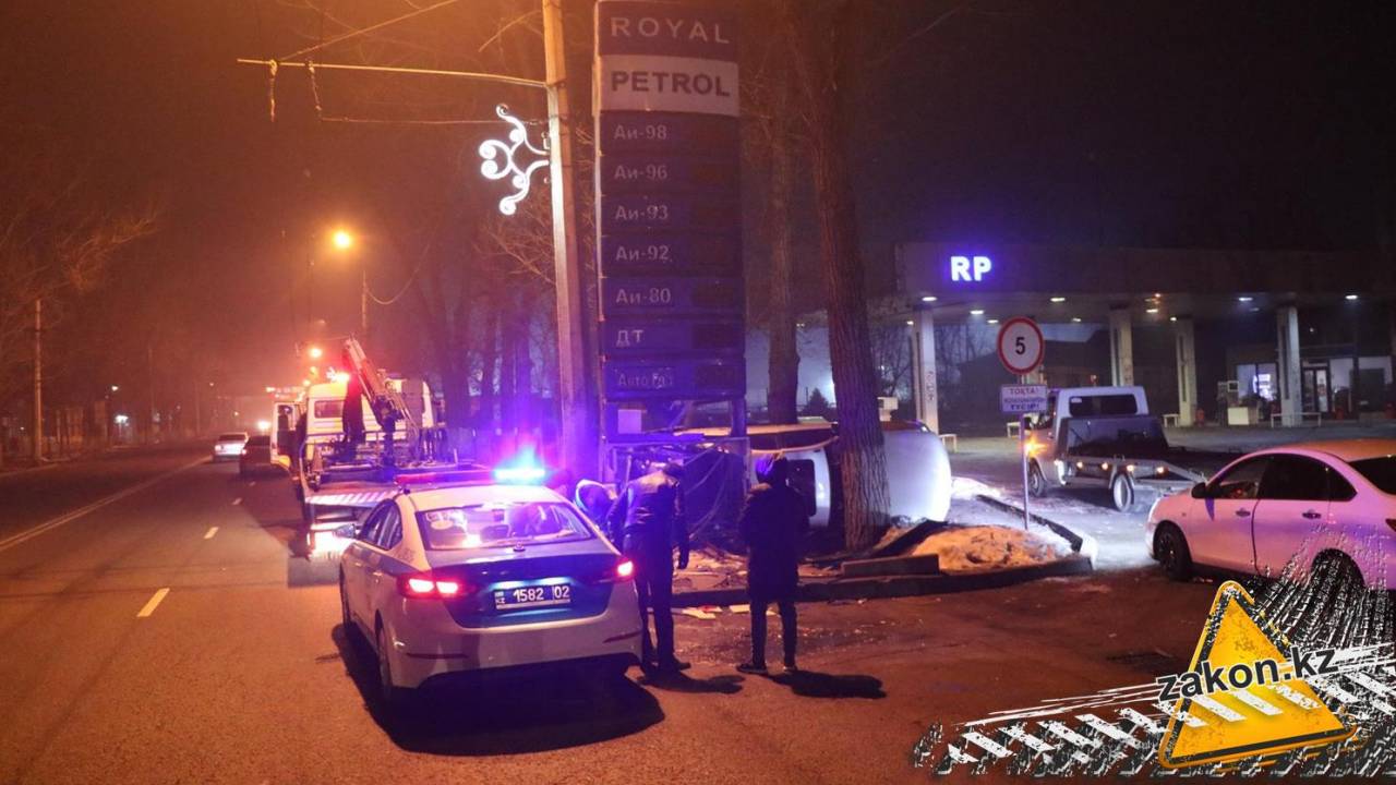Автомобиль разнес вдребезги рекламный щит АЗС в Алматы