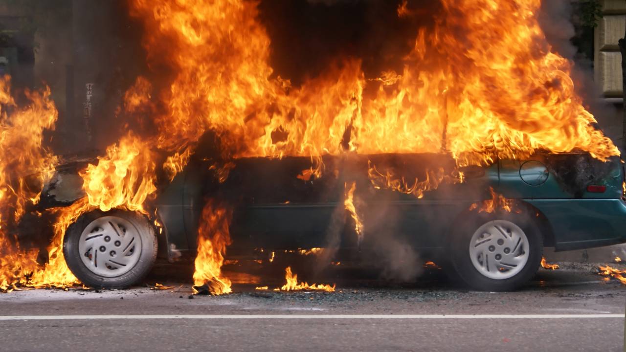 Автомобиль сгорел на дороге в Алматы