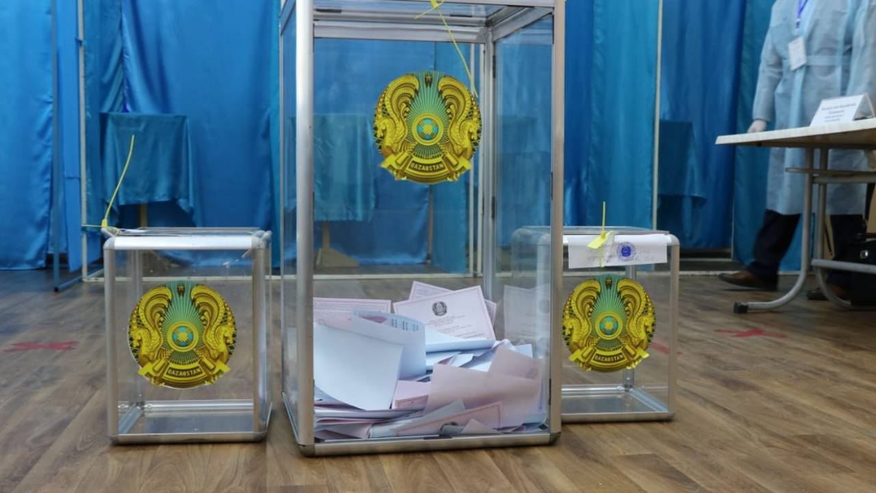 Более 50% избирателей проголосовали на выборах в Мажилис и маслихаты РК