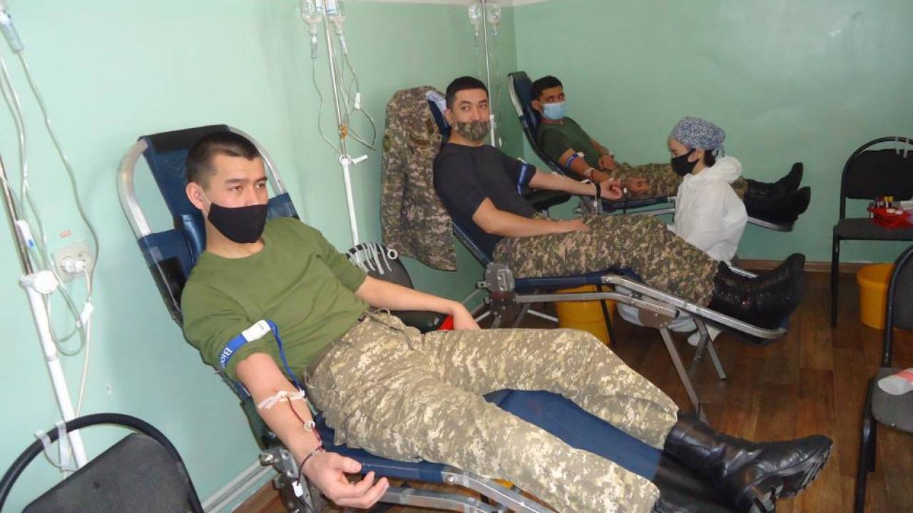 Более 50 литров крови сдали военные связисты