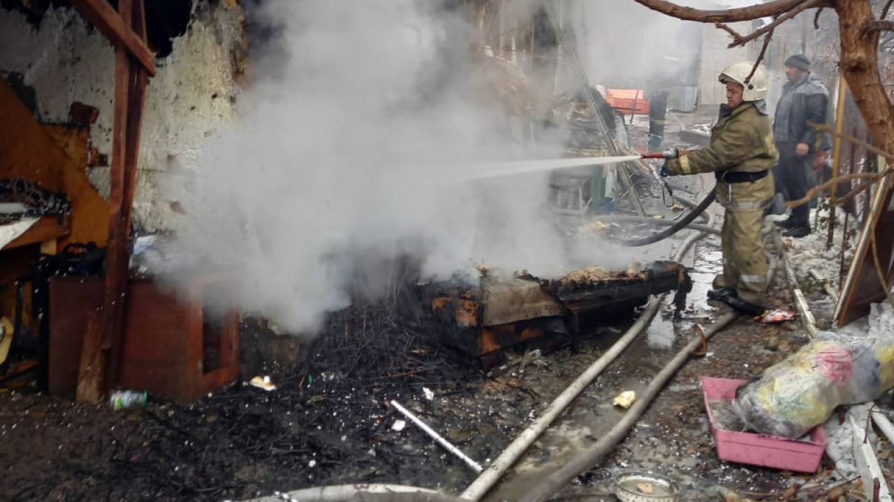 Частный дом отстояли от огня пожарные Алматы