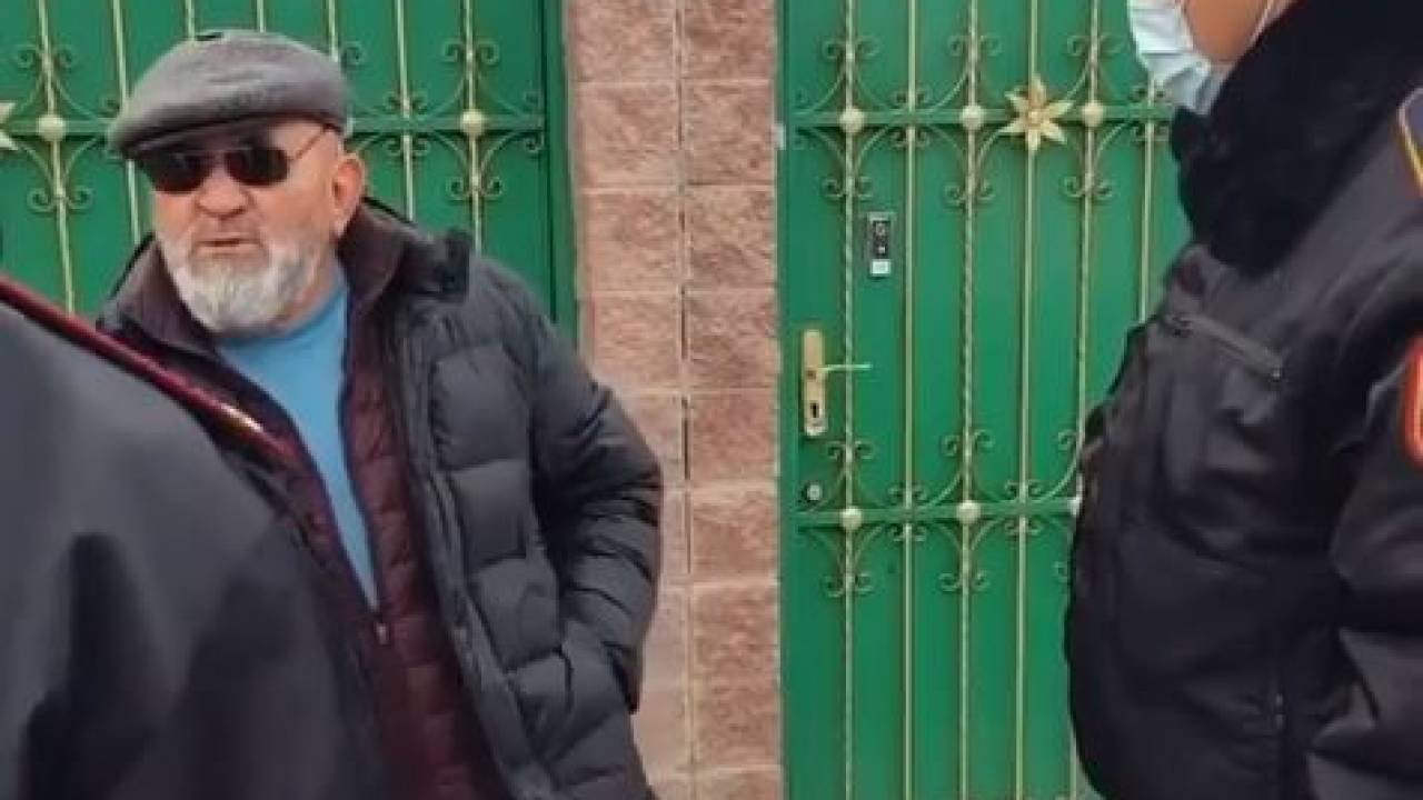 Дедушка брызнул перцовым баллончиком в полицейского в Алматы