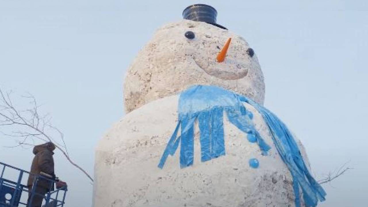 Десятиметровый снеговик растаял в Нур-Султане