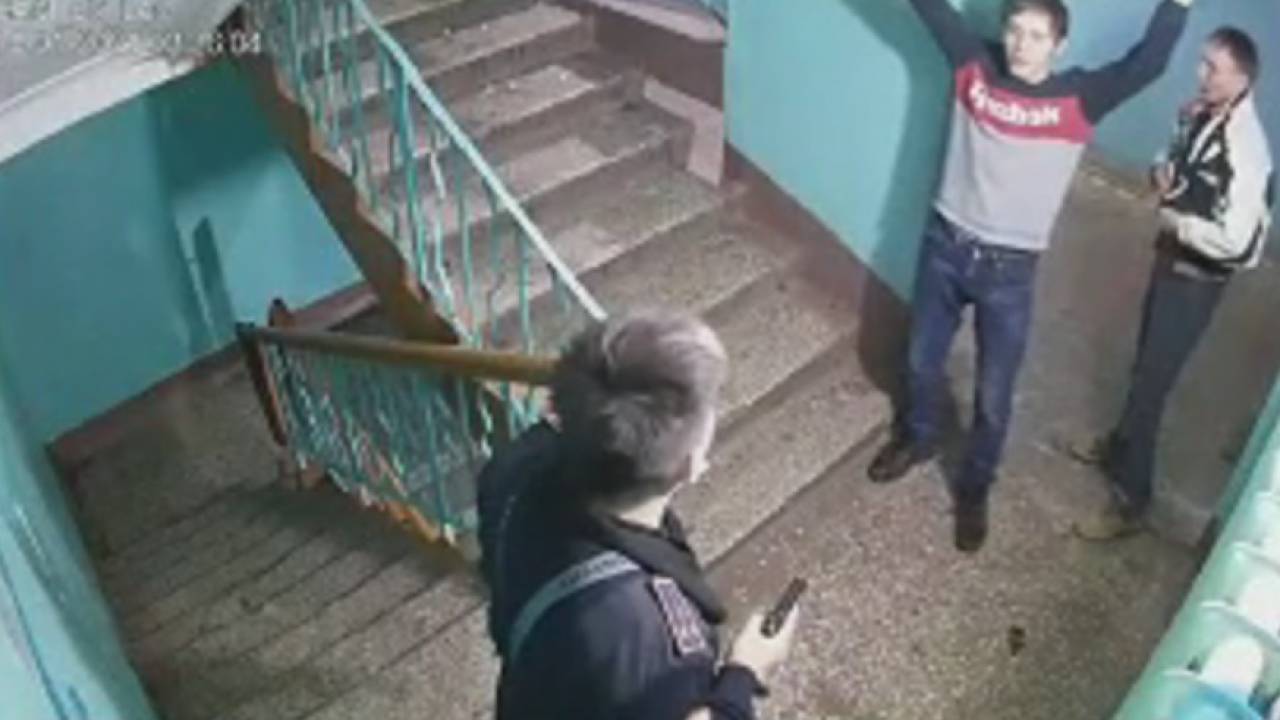 Двое пьяных парней подрались с полицейскими в Петропавловске