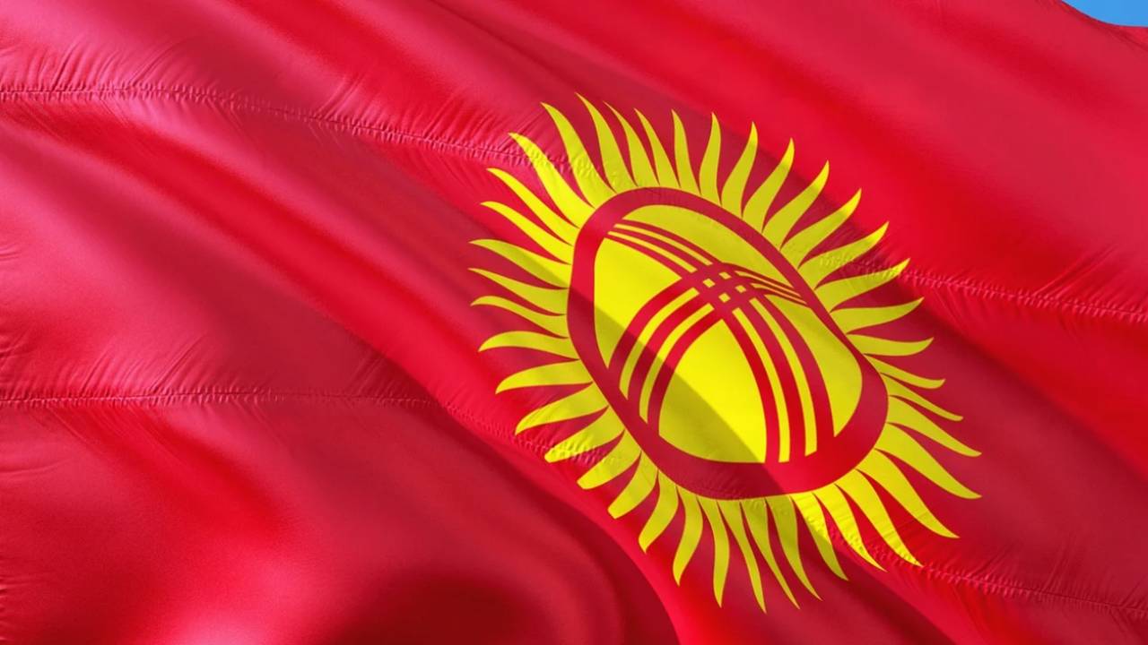 Как кыргызстанцы выбирали себе нового президента в Алматы