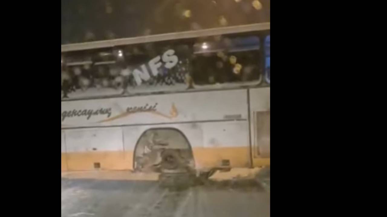 Колеса отлетели на ходу - автобус в Рудном попал на видео