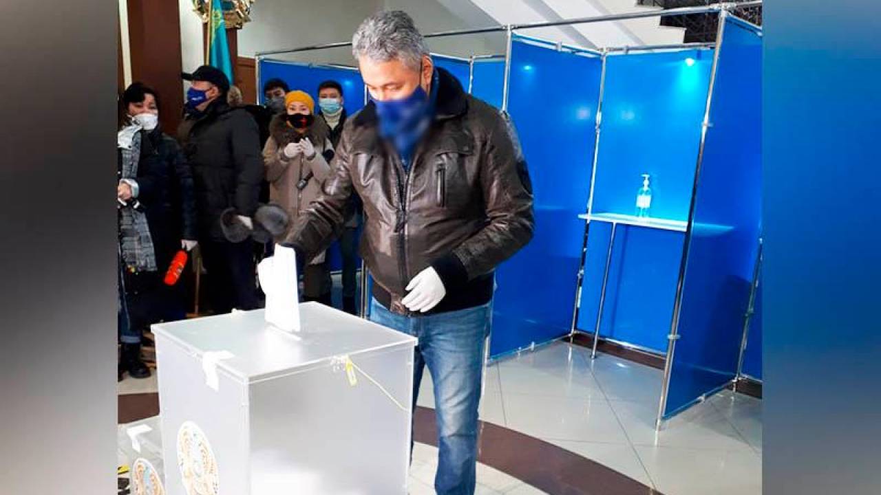 Лидер партии "Ак жол" проголосовал на парламентских выборах