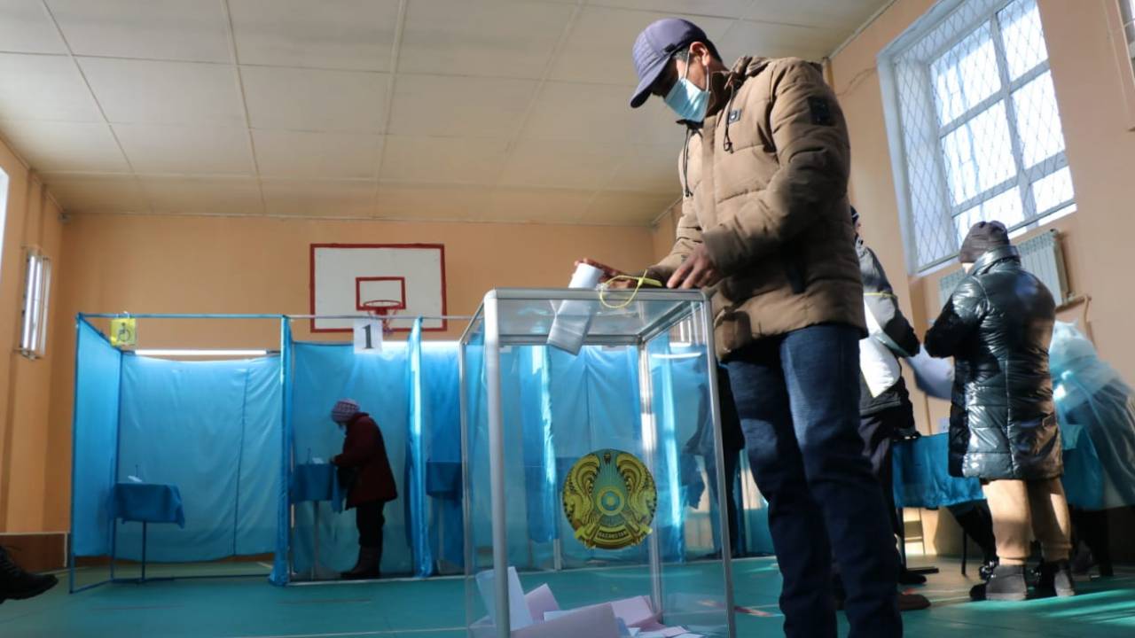 Около 30% избирателей проголосовали на выборах в Мажилис