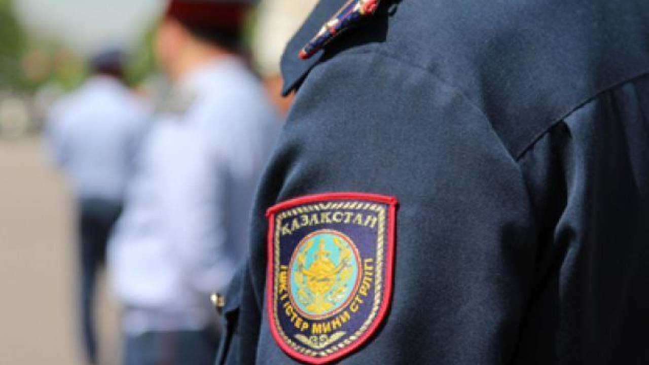 Полицейский забирал зарплаты и премии инспекторов в Атырауской области