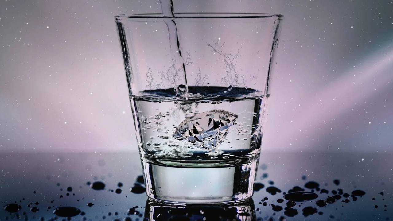 "Два литра в день". Три популярных мифа об употреблении воды развеял диетолог