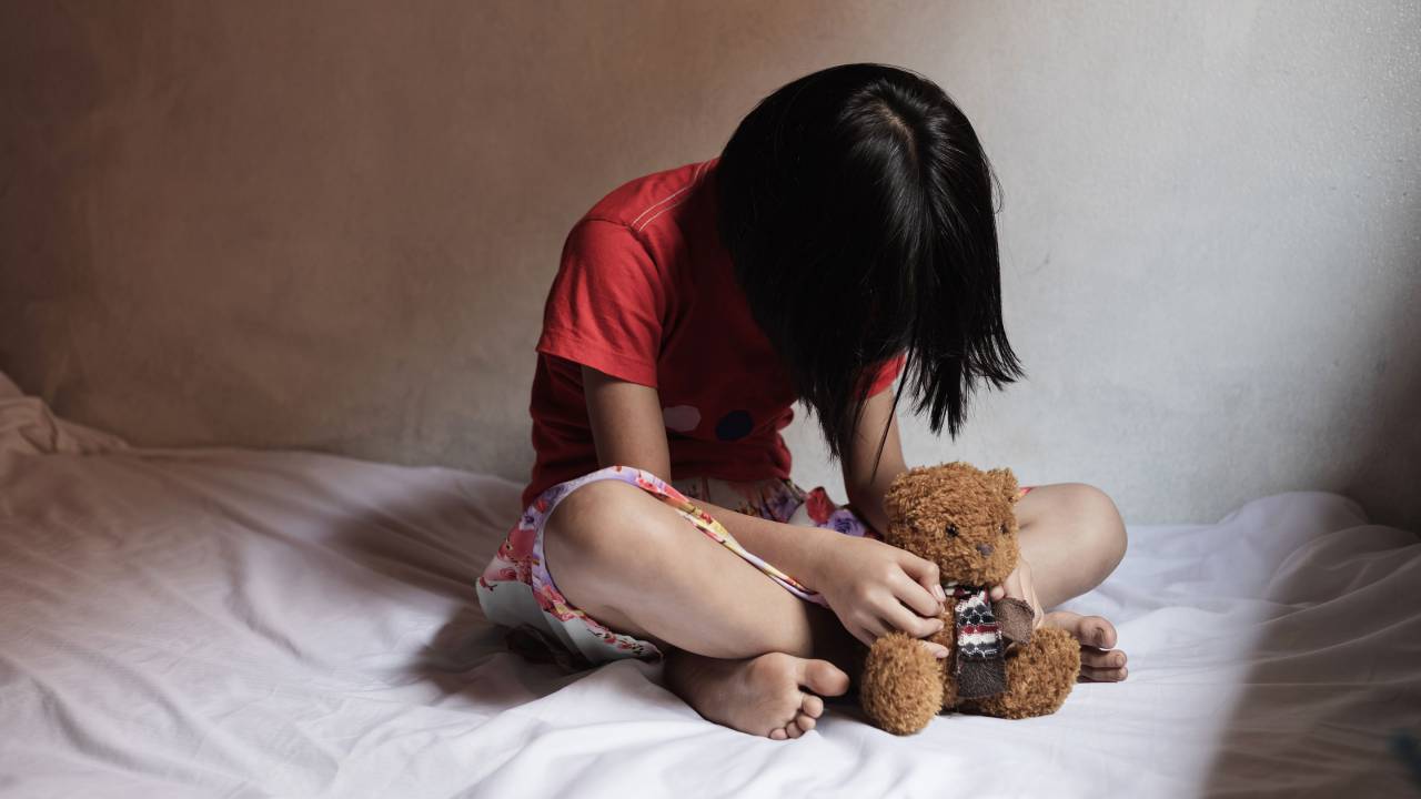 Развращал 11-летнюю девочку – подозреваемого содержат в изоляторе ЗКО