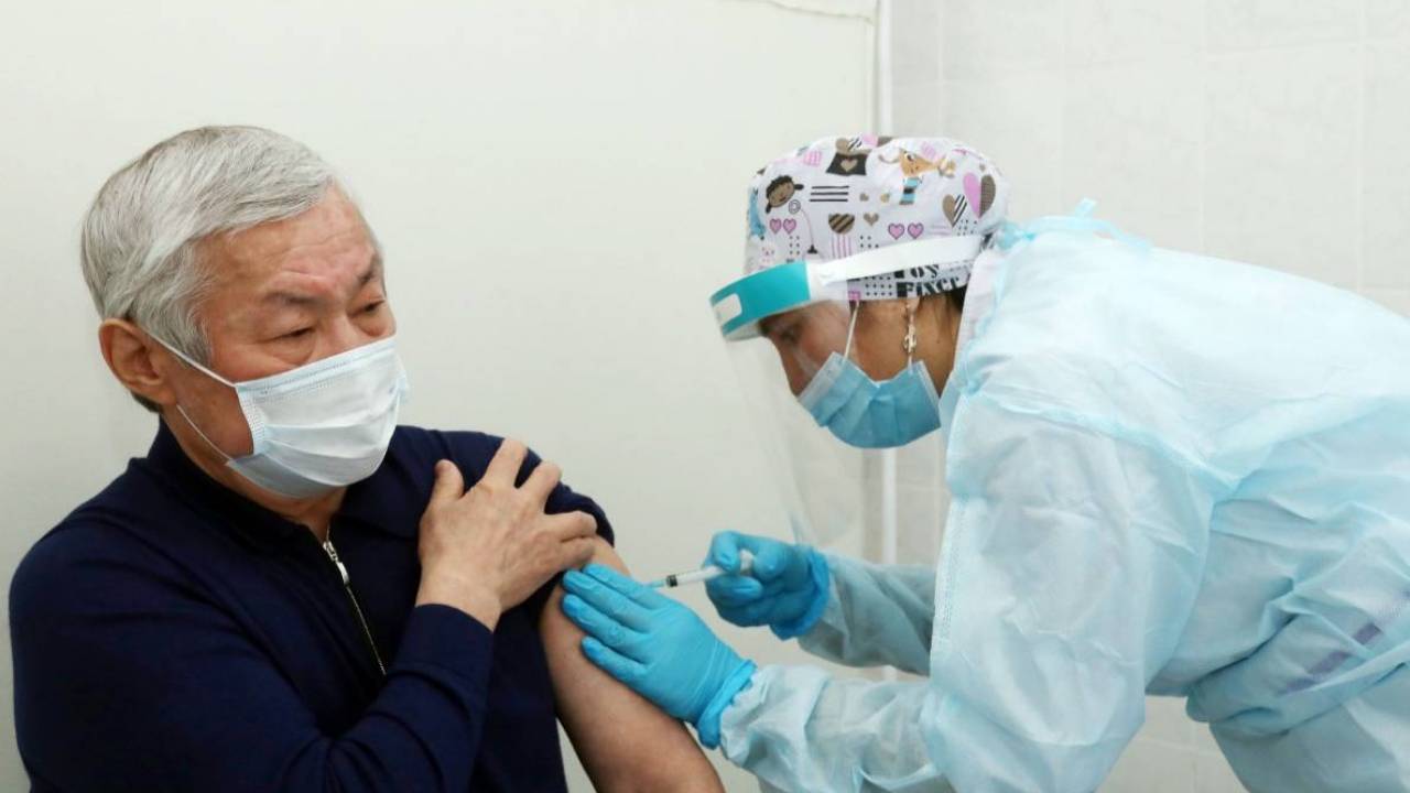 Сапарбаеву 67 лет. Почему ему разрешили привиться от коронавируса?