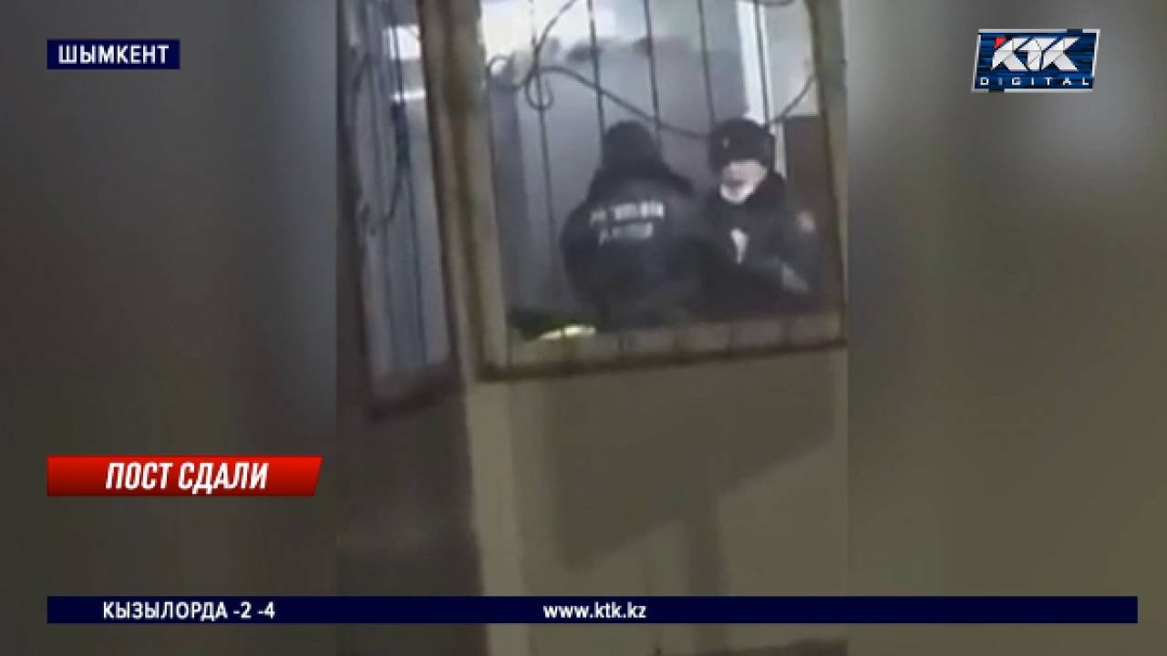 Шымкентские полицейские подрались на посту и попали на видео