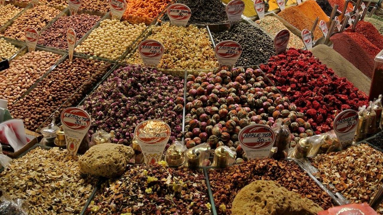 Скандал на рынке Шымкента: с продавцов требуют миллионы