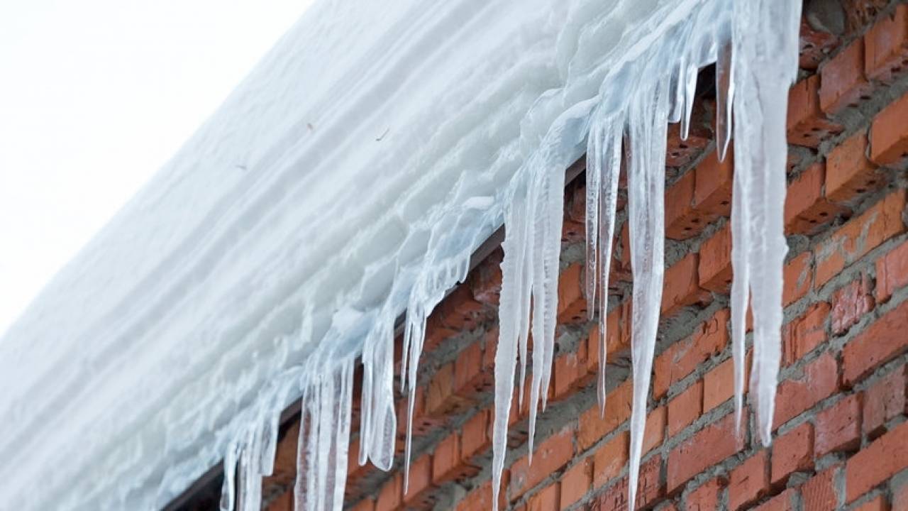 Снежная глыба упала с крыши многоэтажки на ребенка в Уральске