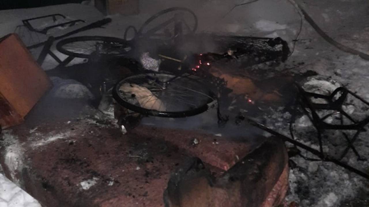 Тело женщины обнаружили в сгоревшем гараже в Уральске