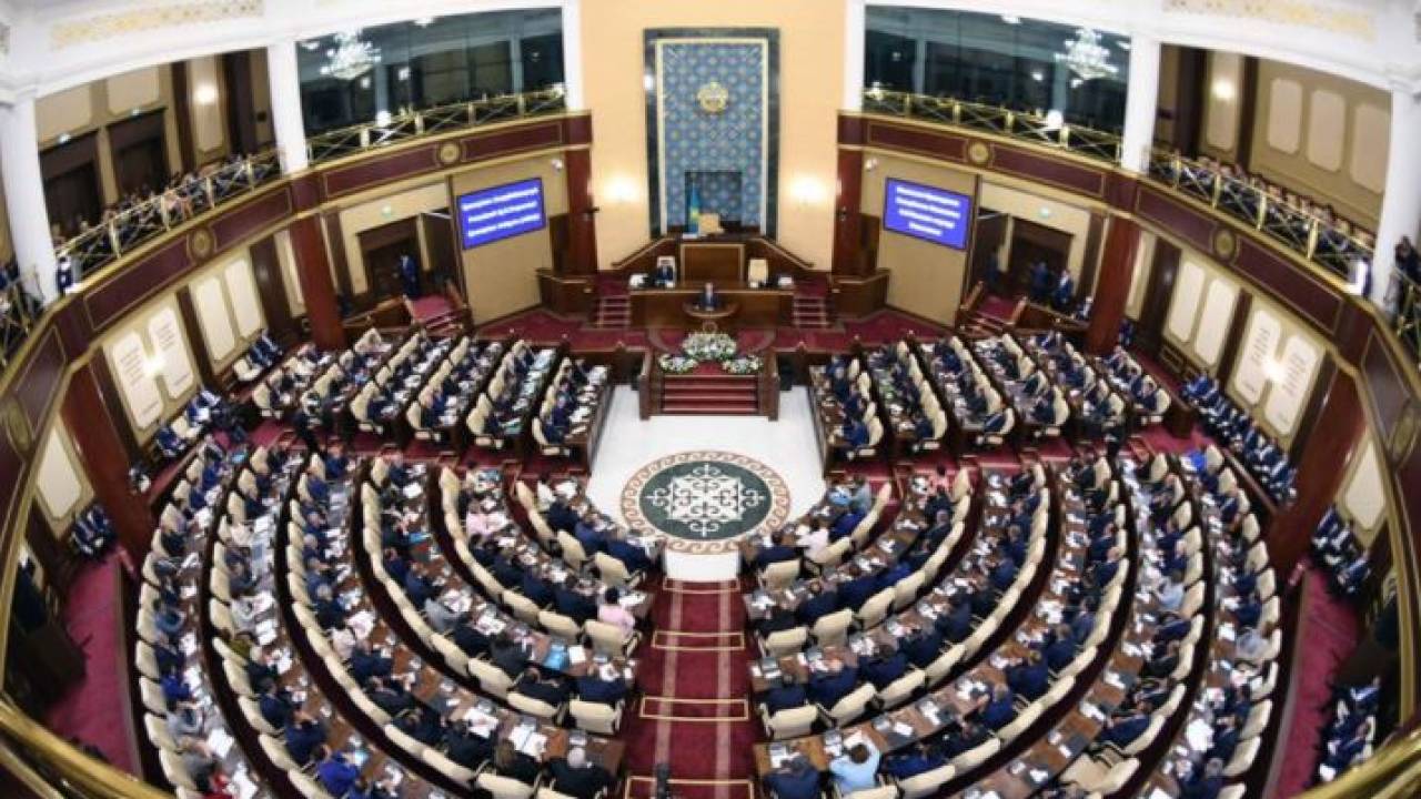 Токаев предложил уменьшить порог для прохождения партий в Парламент