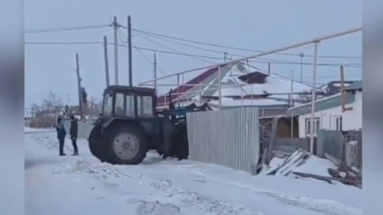 Трактор снес ворота дома на опасном перекрестке в Житикаре