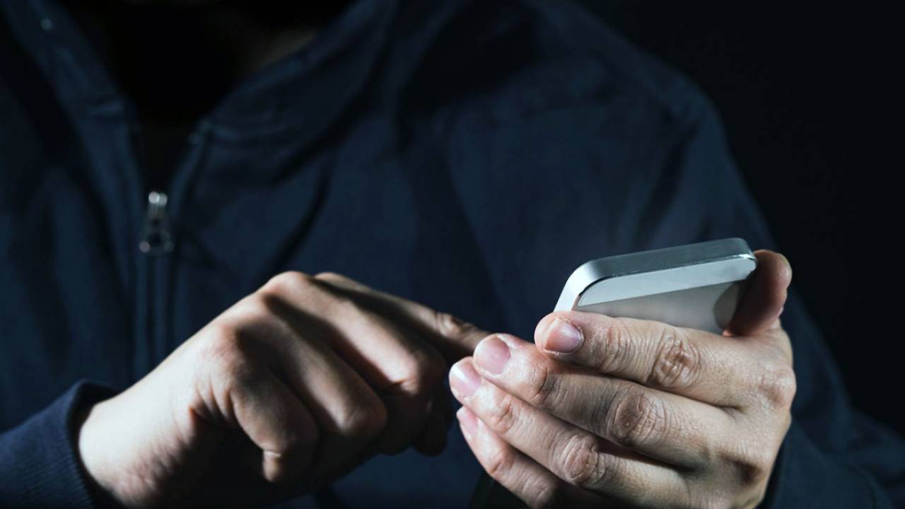 Украли смартфон и оформили кредит: казахстанцы рассказали о новых видах мошенничества
