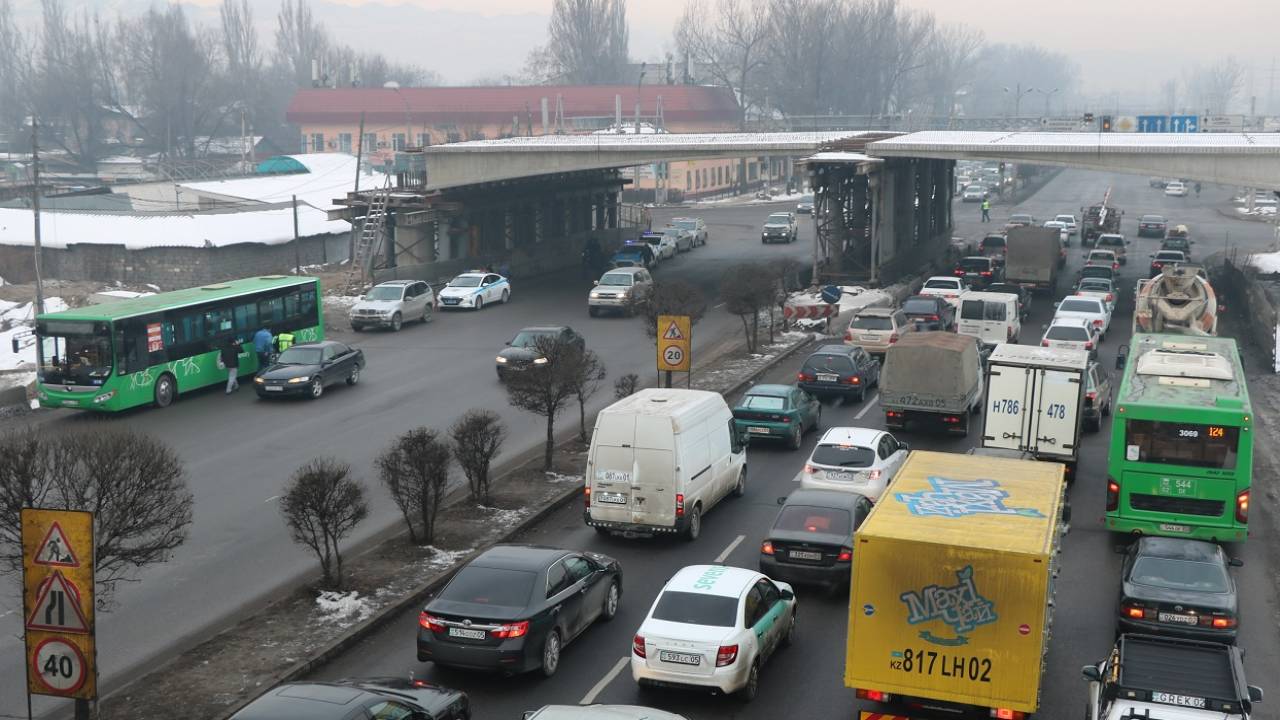 В Алматы автобус сбил женщину насмерть