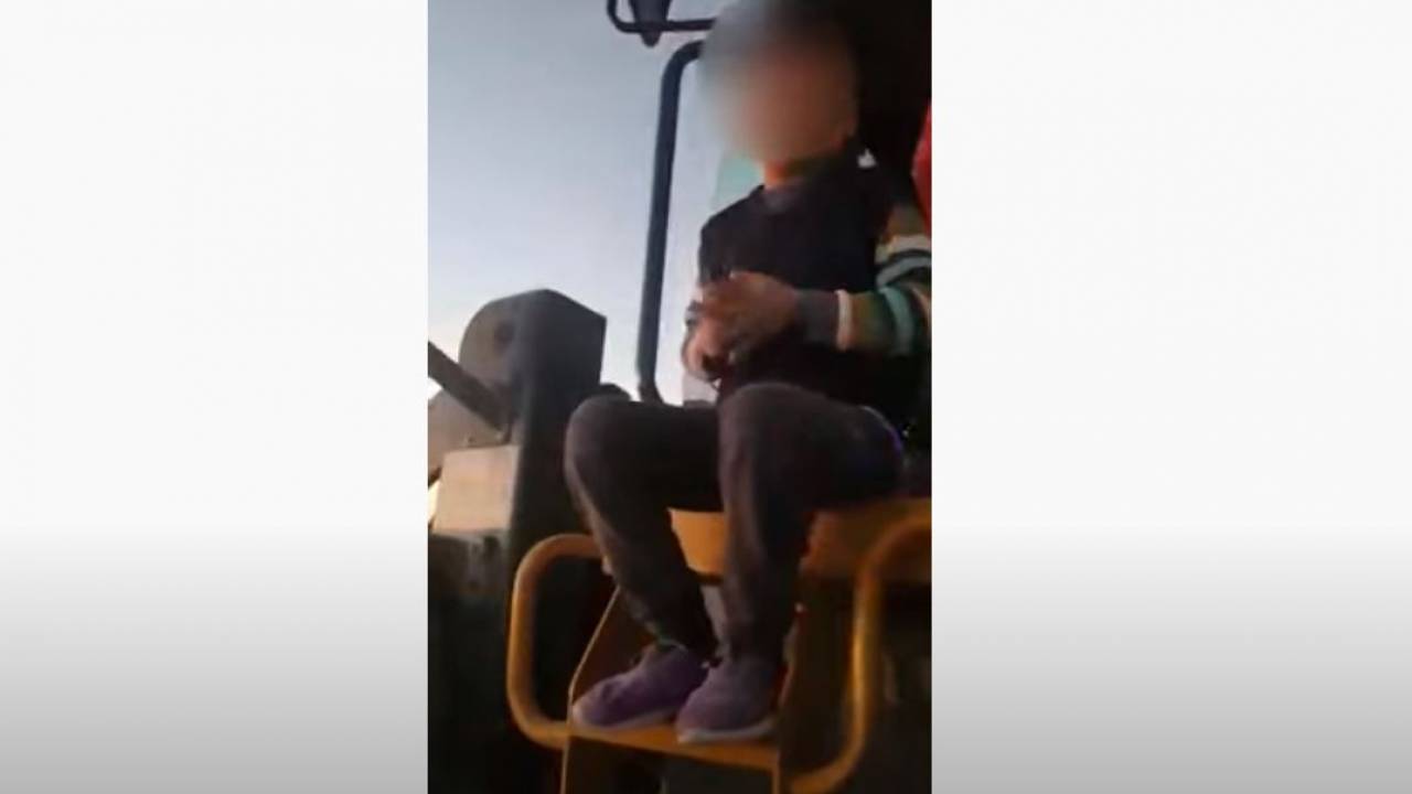 Видео с ребенком за рулем погрузчика обсуждают казахстанцы