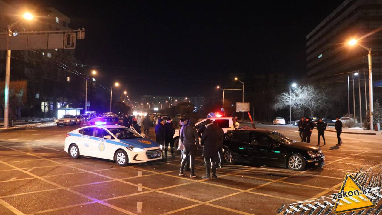 Водитель Audi "собрал" пять авто на перекрестке в Алматы