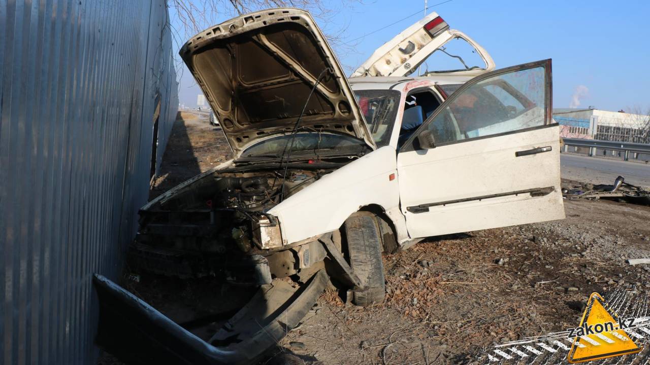Водитель вылетел из салона авто и погиб на трассе в Капшагае