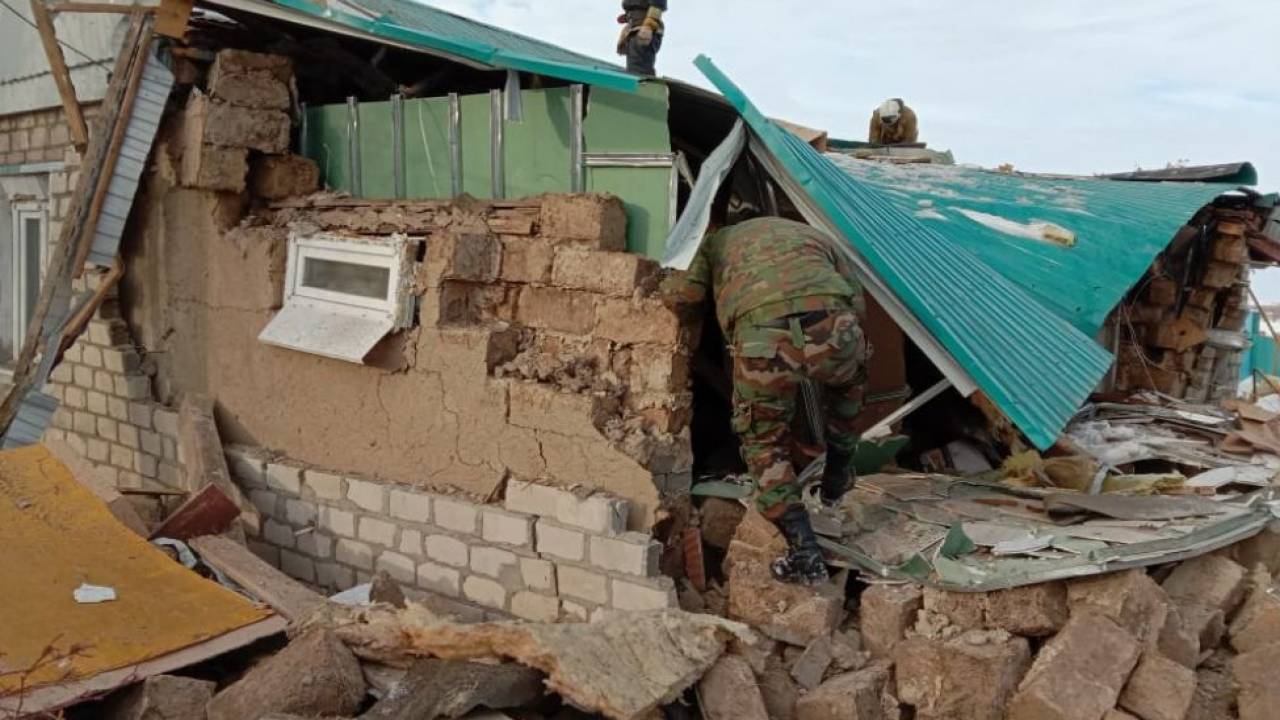 Взорвавшийся баллон разрушил дом в Актюбинской области