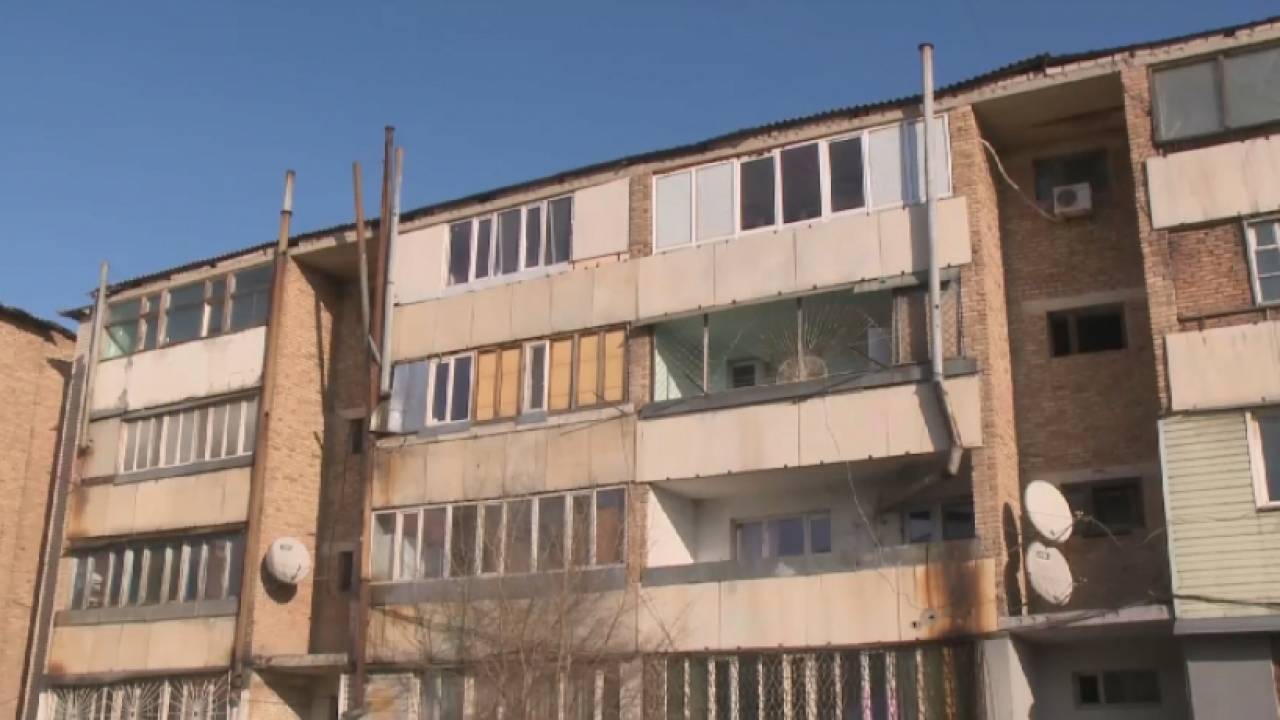 Жильцы многоэтажек отапливают квартиры дровами и углем в Алматинской области