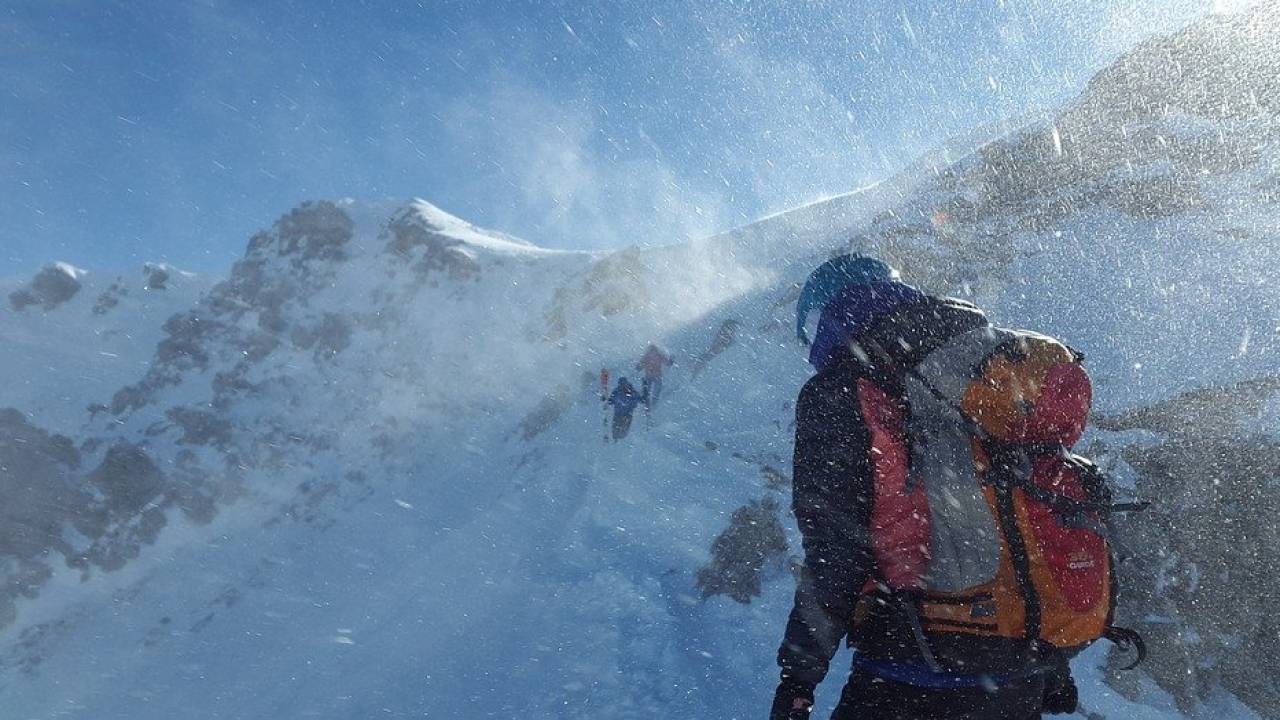Алматинец позвонил с гор спасателям - его ищут в сложнейших погодных условиях