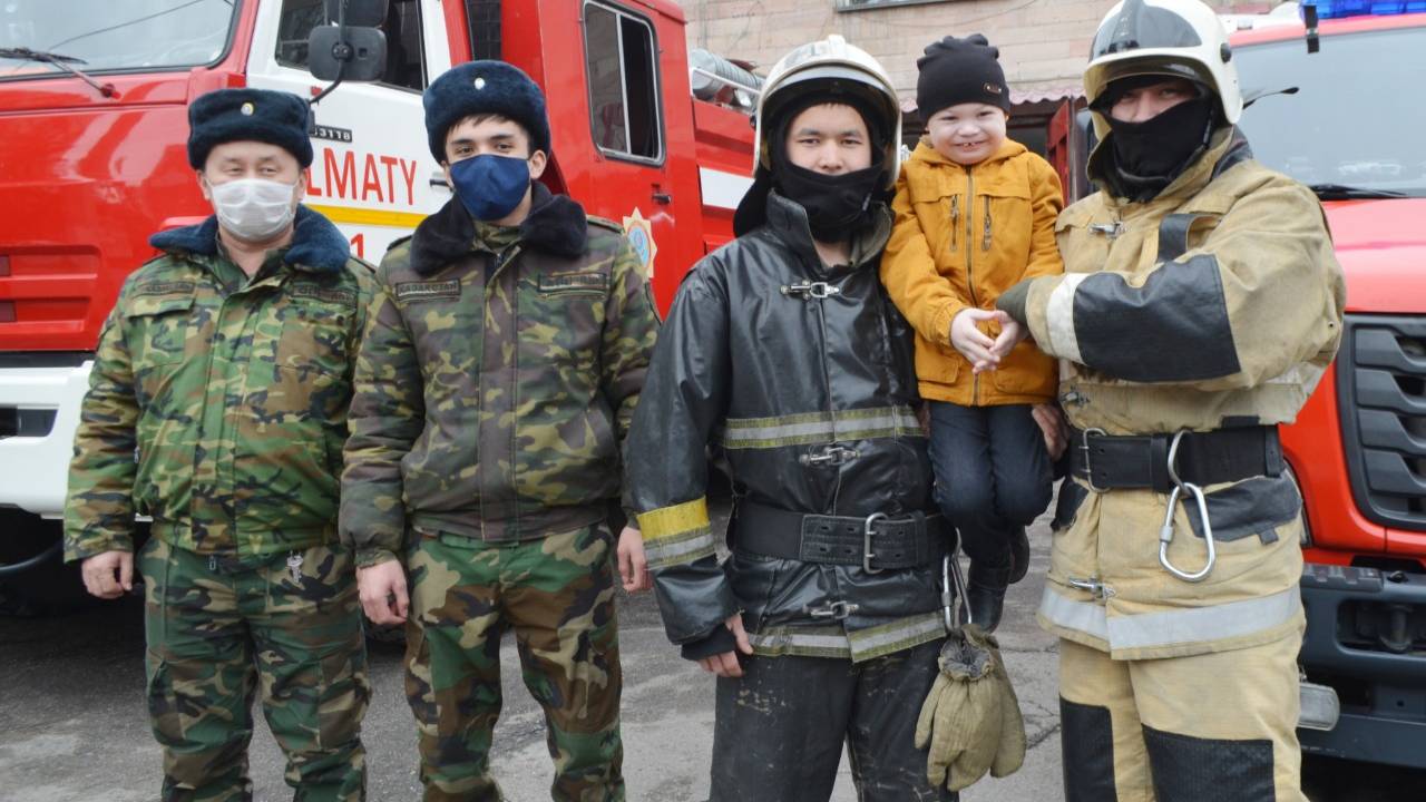 Алматинские пожарные исполнили заветную мечту особенного мальчика