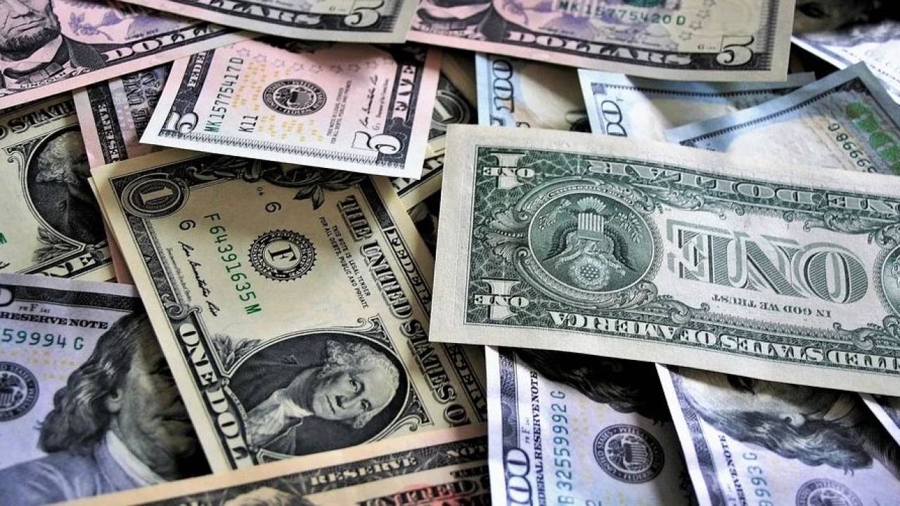 Доллар немного отступил: курс валют на выходные