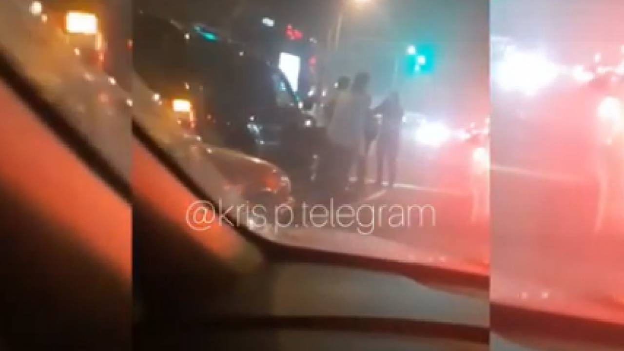 Драка водителей на дороге попала на видео в Алматы