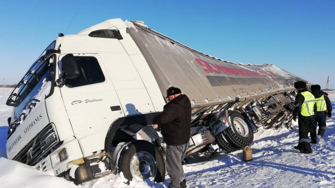 Фура с 15 тоннами семян перевернулась в Северном Казахстане