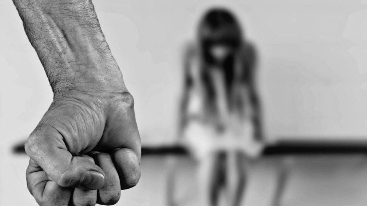 Изнасилование девочки в Сатпаеве: за массовые беспорядки судят 55 человек