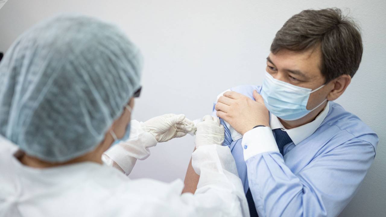 Казахстанцы старше 65 лет смогут вакцинироваться от COVID-19