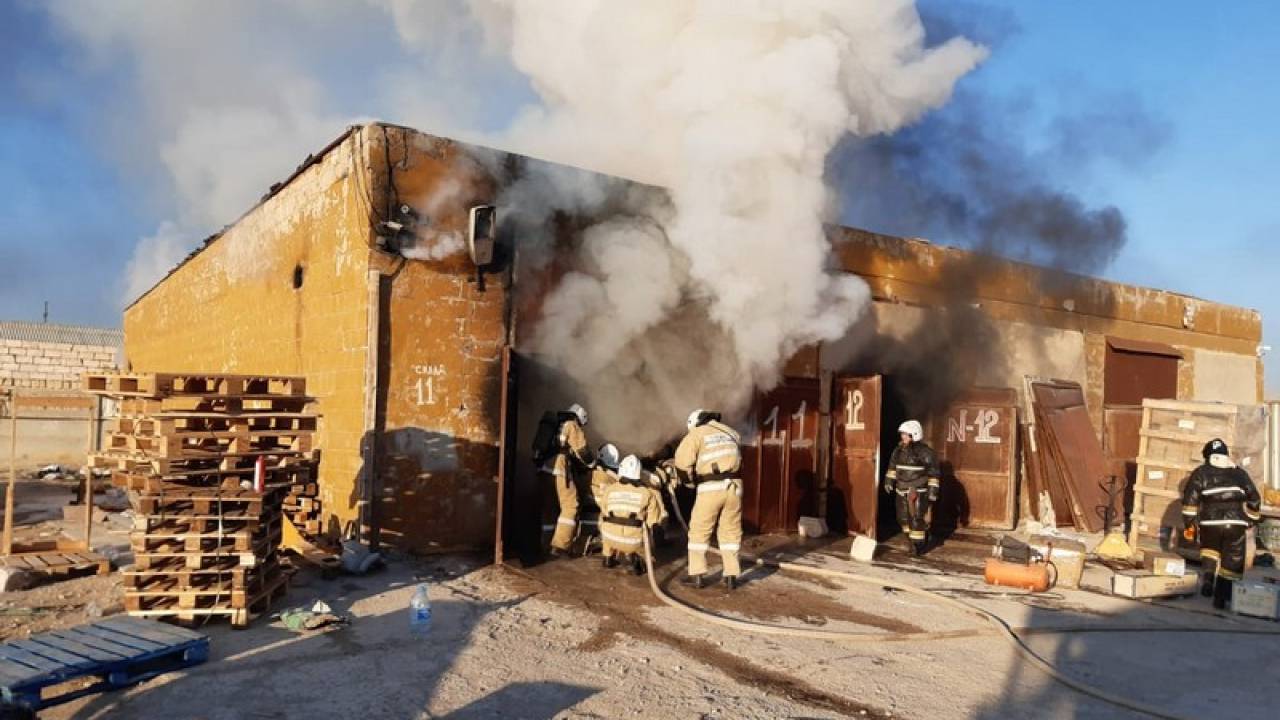 Крупный пожар произошел на мясокомбинате в Актау