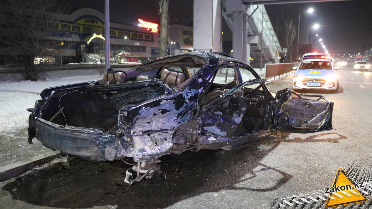 Mercedes протаранил Toyota Camry в Алматы: есть погибший