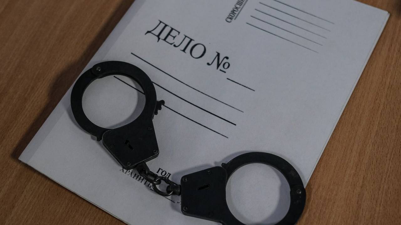 На трассе в Атырауской области задержали полицейских с наркотиками