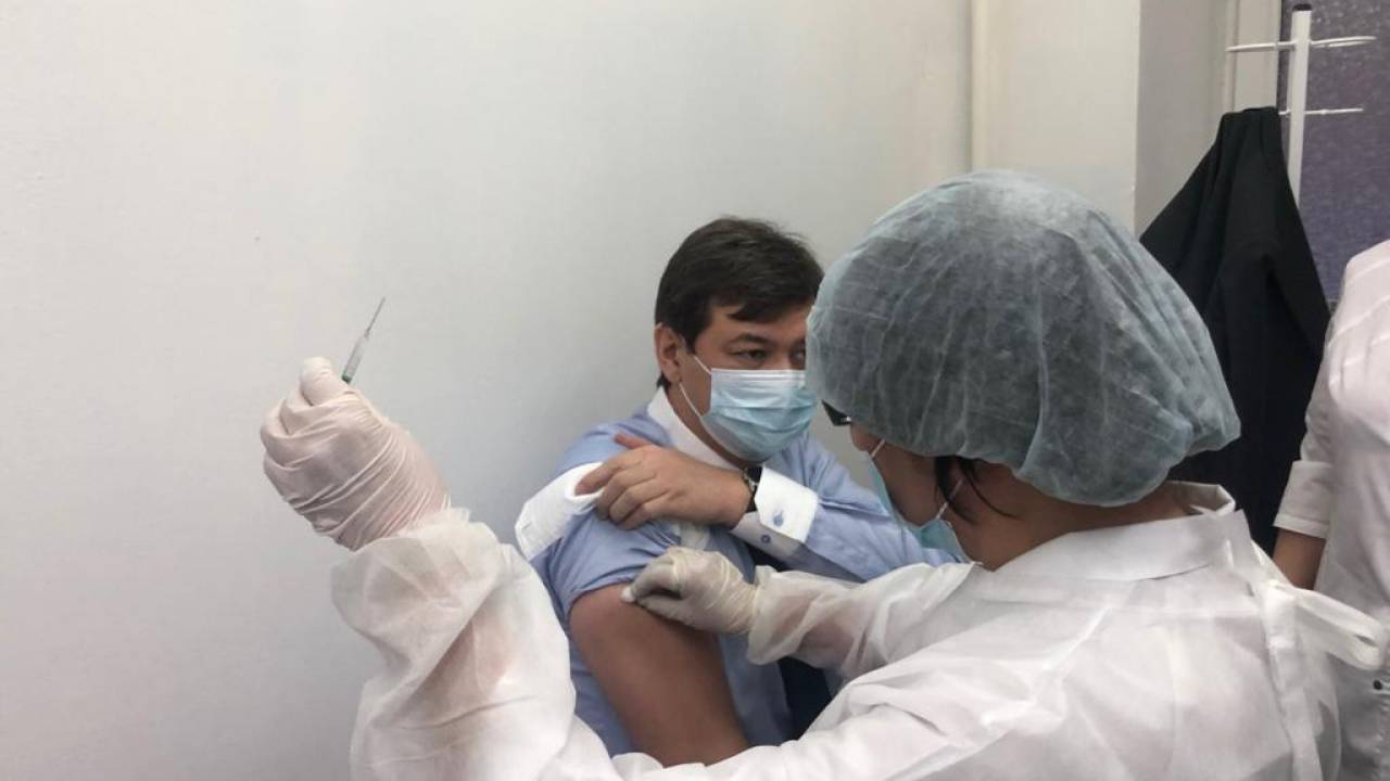 О самочувствии после вакцинации рассказал главный санврач Казахстана