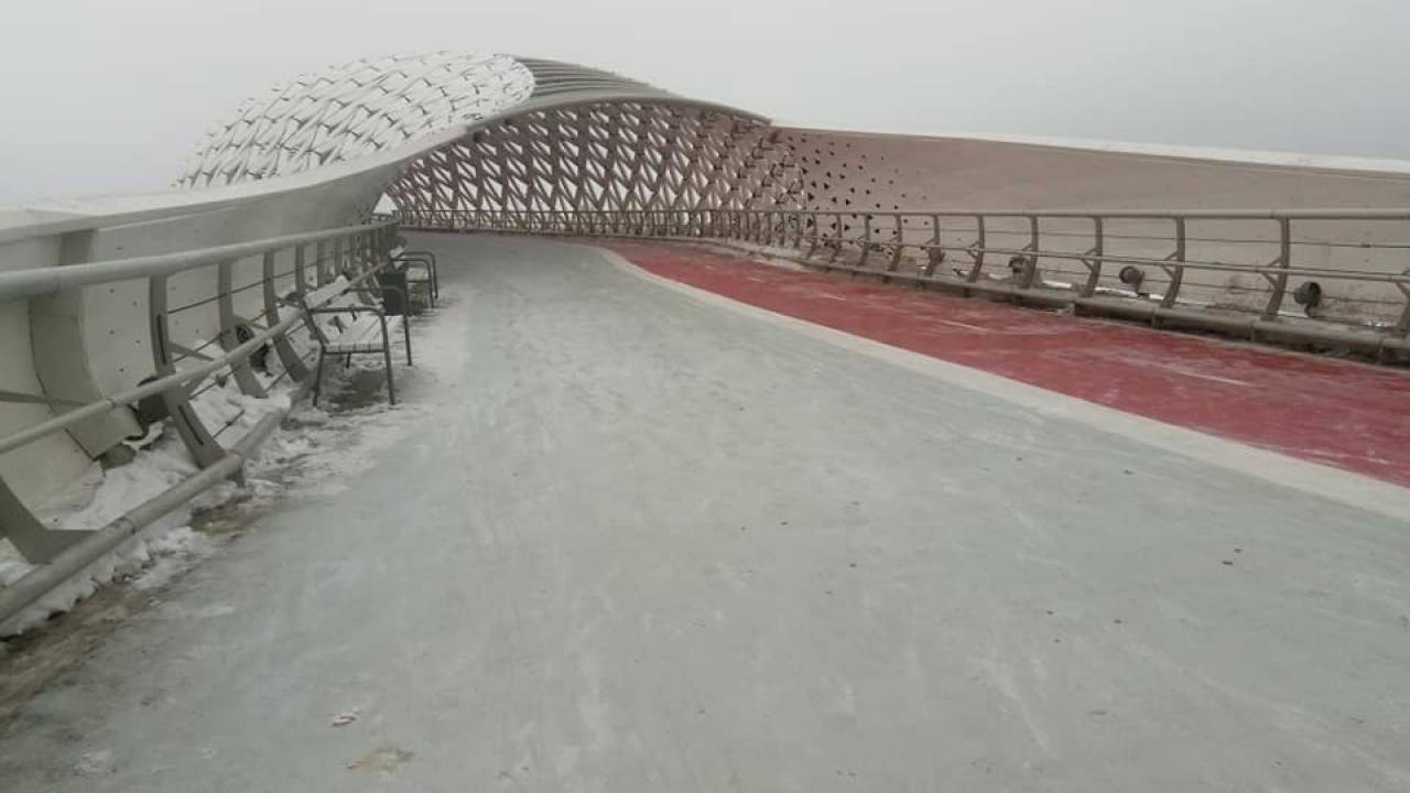 Очень скользкий: Астанчане недовольны Атырауским мостом
