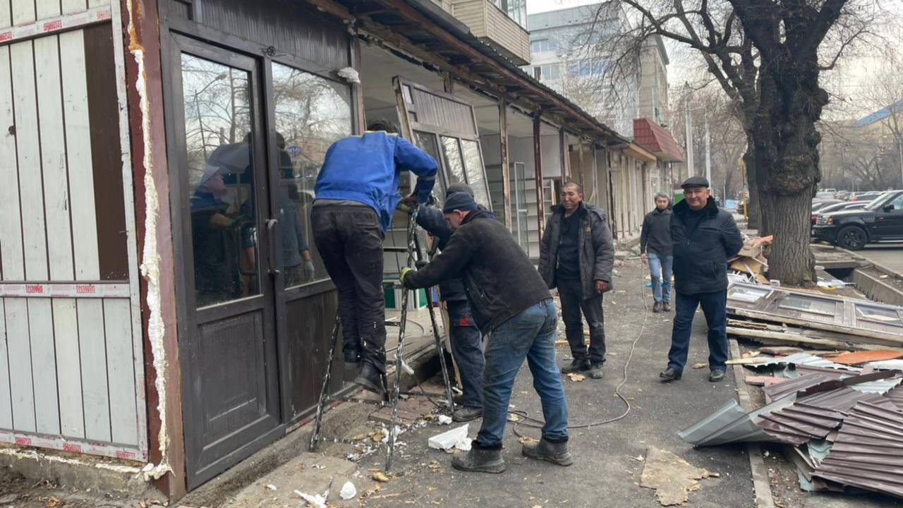 Очередной незаконный торговый объект снесли в Алматы