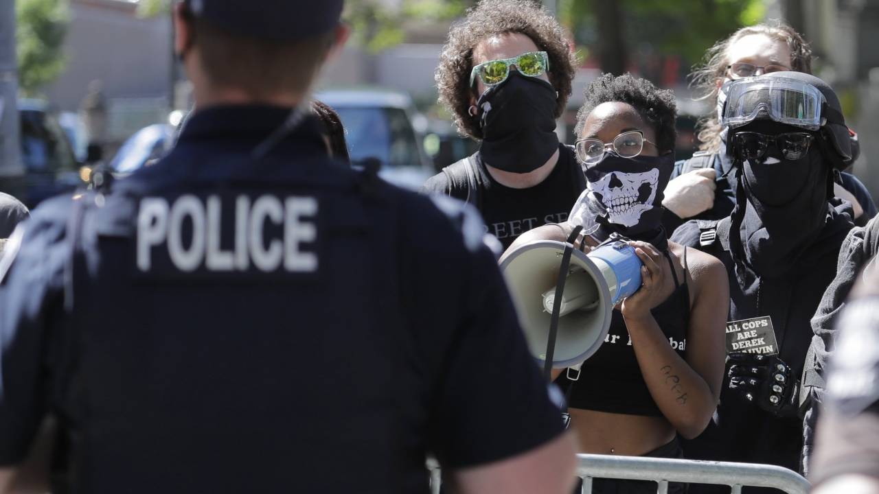 Полицейские в США заковали девочку в наручники и распылили в лицо газ