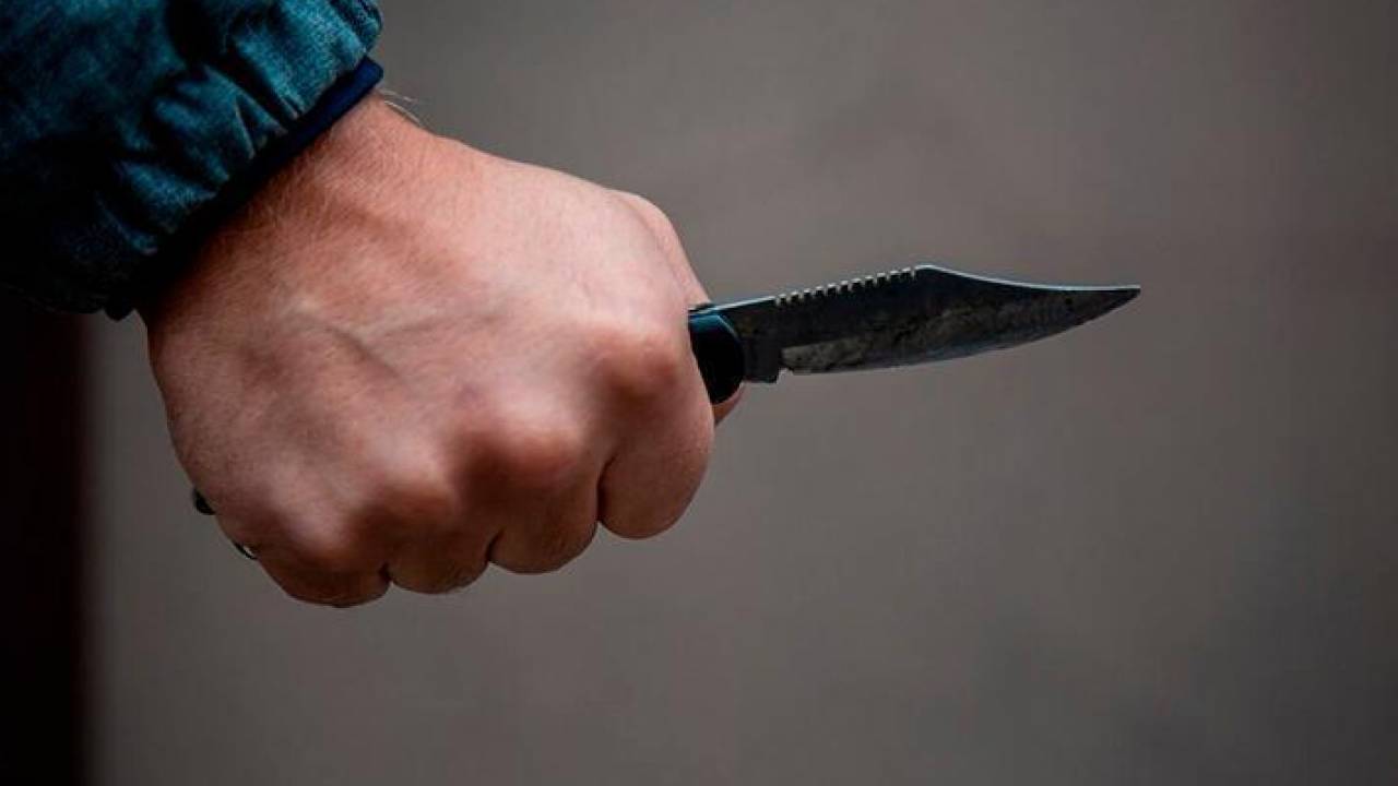 Полицейского ранили ножом в шею в Усть-Каменогорске