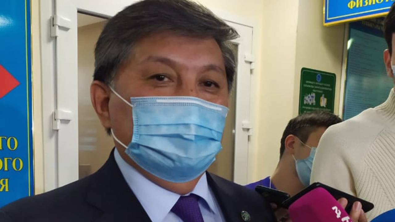 Руководитель горздрава Алматы получил прививку от коронавируса